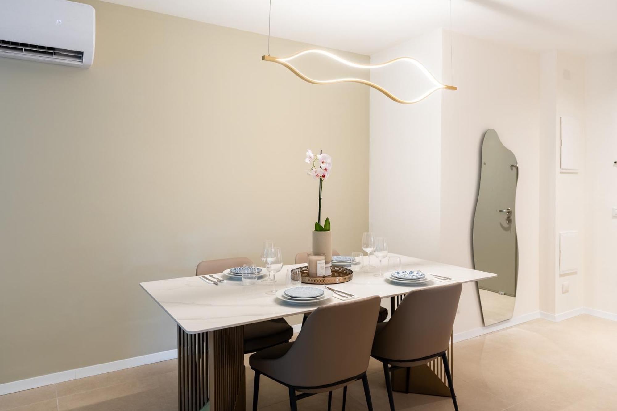 Dizengoff Deluxe Retreat *